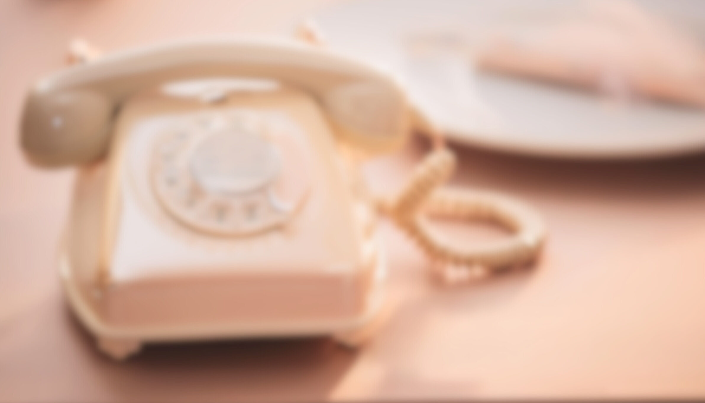 En bild i oskärpa på en beige retrotelefon.